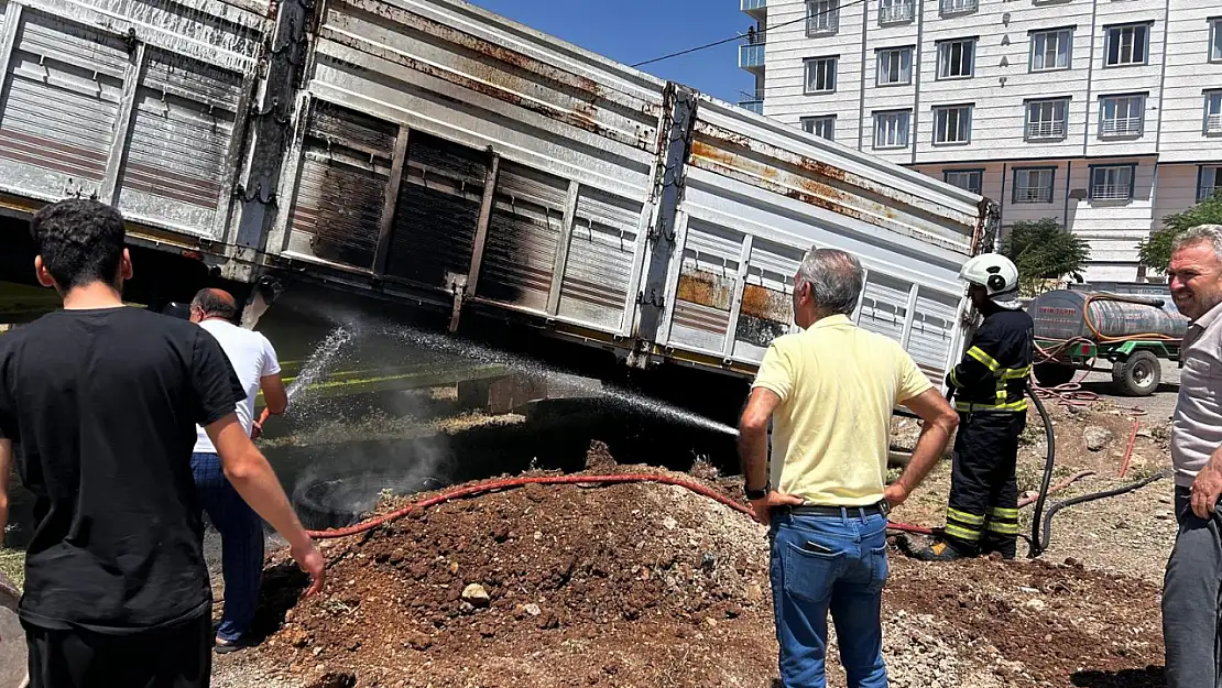 Siirt'te Park Halindeki Kamyon Dorsesi Alev Aldı, İtfaiye Müdahalesiyle Söndürüldü