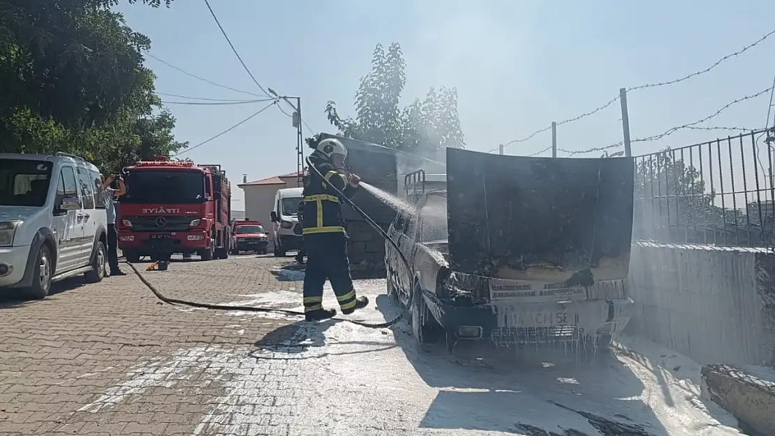 Siirt'te Park Halindeki Otomobil Yangında Küle Döndü