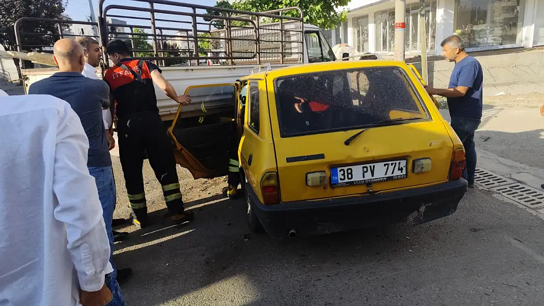 Siirt'te Otomobil ile Transit Araç Çarpıştı: 19 Yaşındaki Sürücü Yaralandı