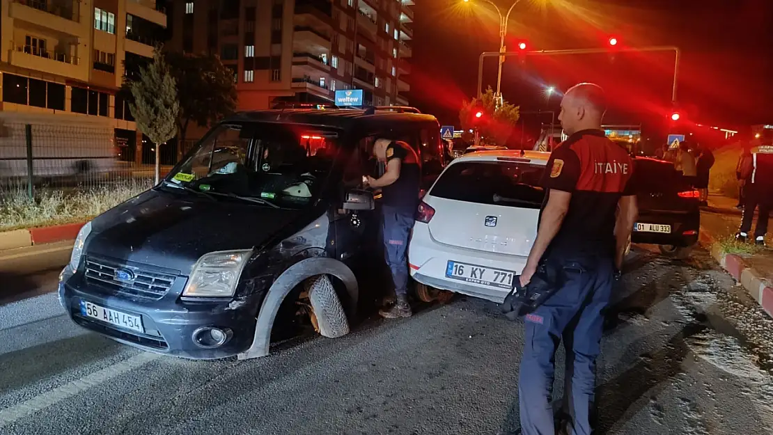 Siirt'te Trafik Işıklarında Zincirleme Kaza: 5 Araç Pert, 5 Yaralı