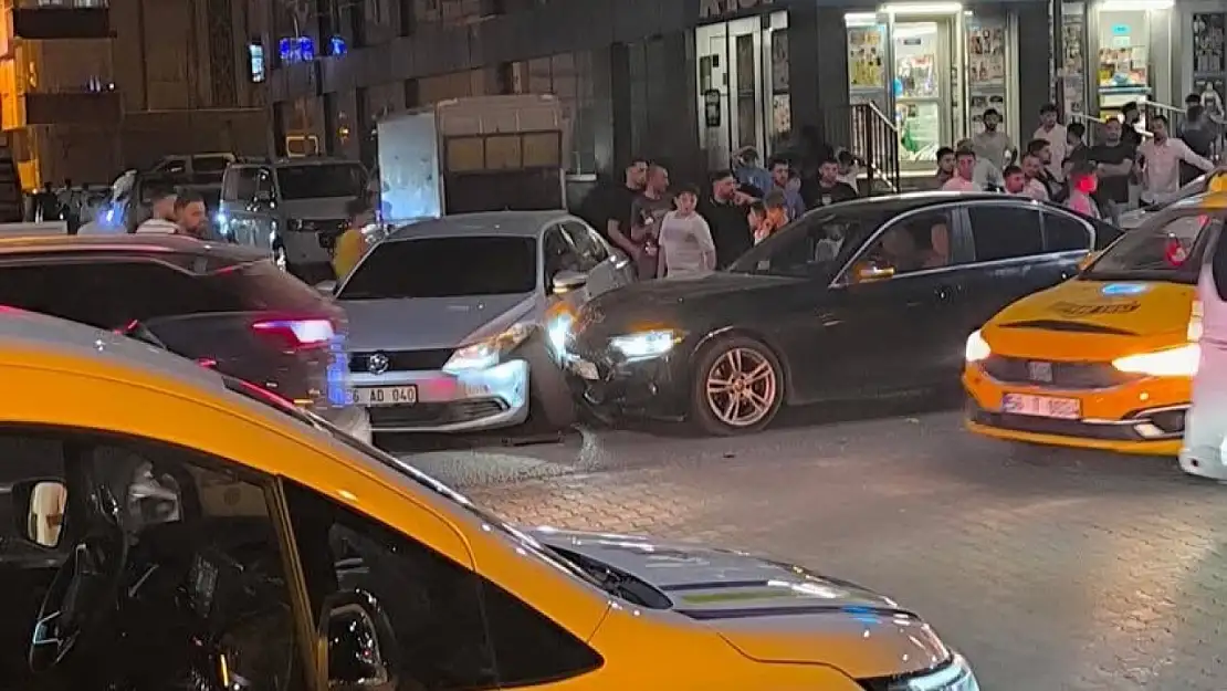 Siirt'te Turan Beyazıt Caddesi'nde Araçlar Çarpıştı