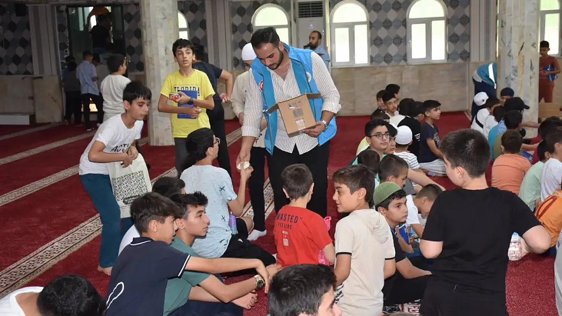 Siirt'te Yaz Kursu Öğrencilerine Dondurma Sürprizi
