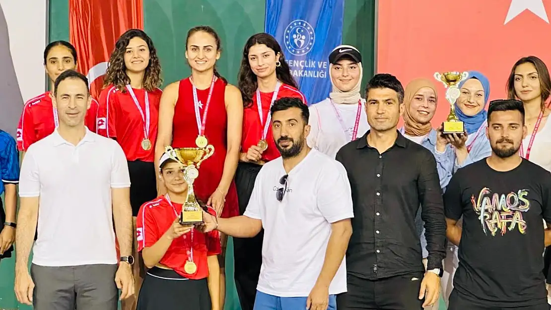 Siirt'ten Kort Tenisinde Çifte Başarı