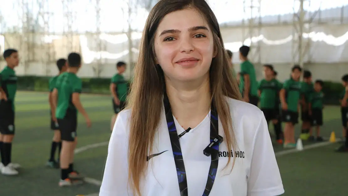 Siirt Üniversitesi Mezunu  Antrenör Ronahi Perihan Akgöl, Yüksekova'da Futbol Okulu Açtı