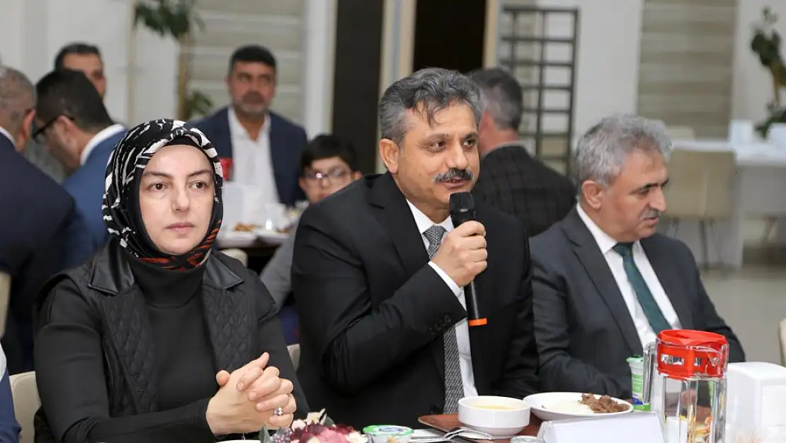 Siirt Üniversitesi Personeli İftarda Bir Araya Geldi