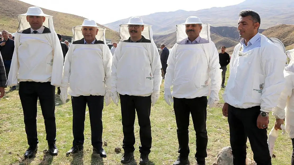 Siirt Üniversitesi Rektörü Prof.Dr.Nihat Şındak, Çemikarı Yaylasında Düzenlenen Bal Hasadı Programına Katıldı