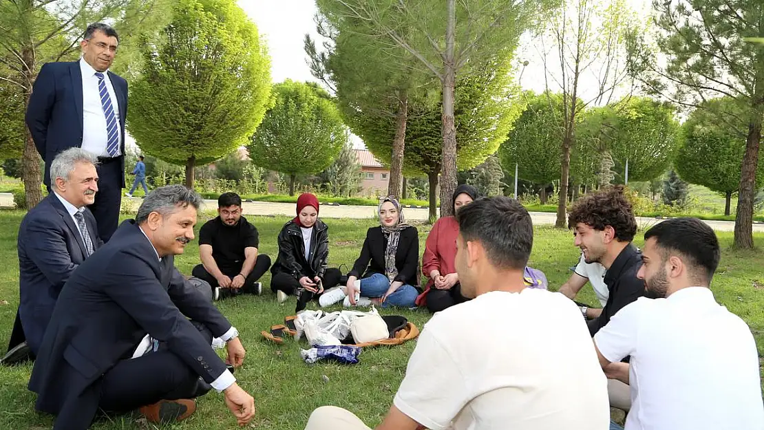 Siirt Üniversitesi Rektörü Prof. Dr. Nihat Şındak Öğrencilerle Bir Araya Geldi