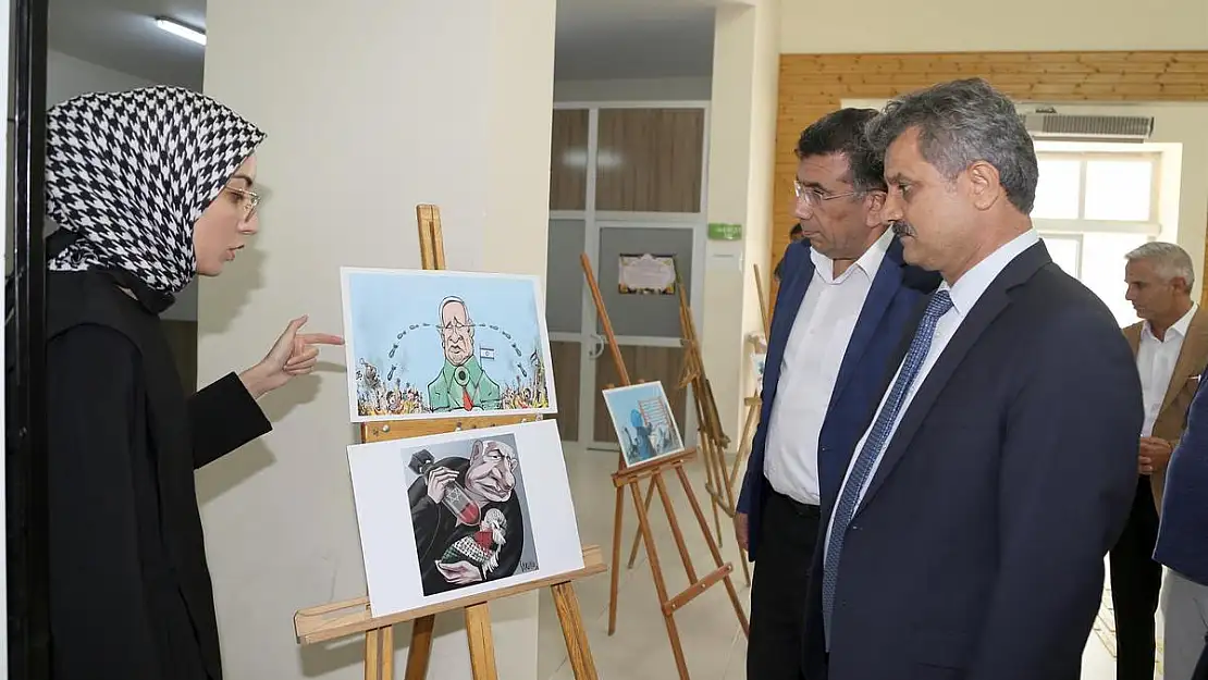 Siirt Üniversitesinde 'Karikatürlerin Diliyle Gazze Soykırımı ve Deneysel Pano Sergisi'