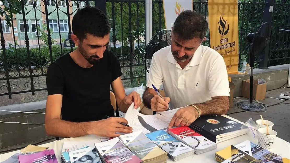Siirt Üniversitesi'nde Tercih ve Tanıtım Günleri Güres Caddesinde Devam Ediyor