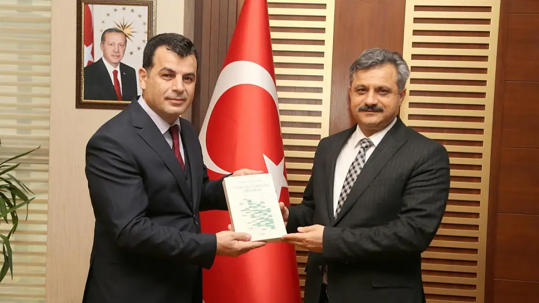 Siirt Üniversitesinden Prof. Dr. Şahap Bulak, Türkiye Yazarlar Birliği'nin 2023 Yılı 'Dil Ödülü'nü Aldı
