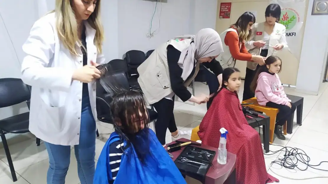 SİİRT VAKFI VE SİİRTLİ KADIN KUAFÖRLER KÜÇÜK KIZ ÇOCUKLARINA TEBESSÜM OLDU