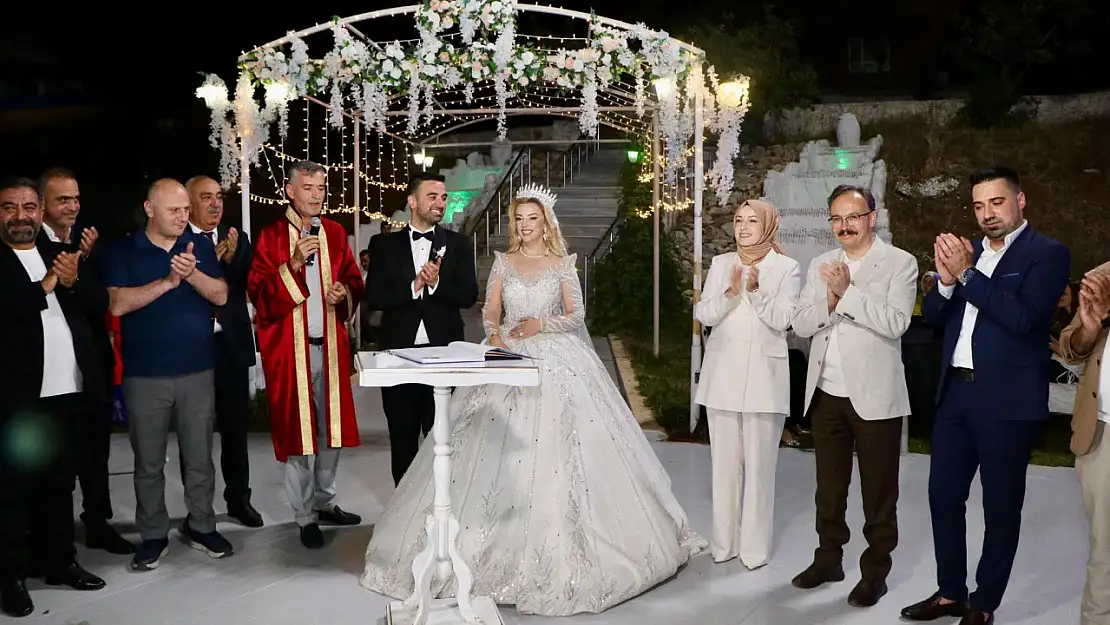 Siirt Valisi, Aile Yılı Kapsamında Düğün Törenine Katıldı