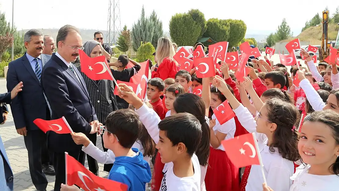 Siirt Valisi Kızılkaya ve Rektör Şındak'a Necip Fazıl Kısakürek İlkokulu Öğrencilerinden Coşkulu Karşılama