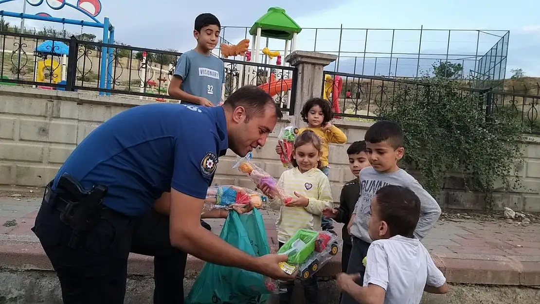 Siirtli Çocukların Polis Abisi