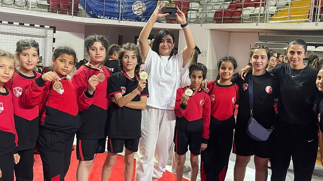 Siirtli Minik Güreşçiler Türkiye Şampiyonu Oldu