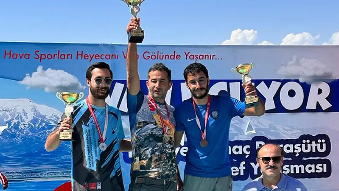 Siirtli Sporcu Nergiz Van'da Düzenlenen Yamaç Paraşütü Yarışmasında Birinci Oldu