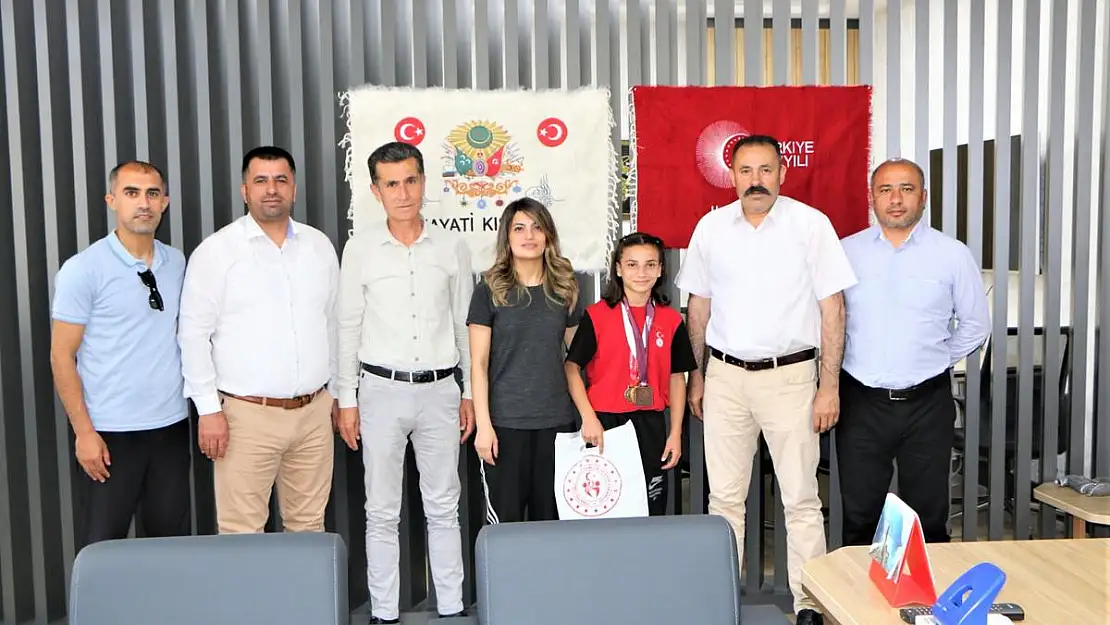 Siirtli Sporcu Şirin Aşkara, U-15 Kadınlar Güreş Avrupa Üçüncüsü Oldu