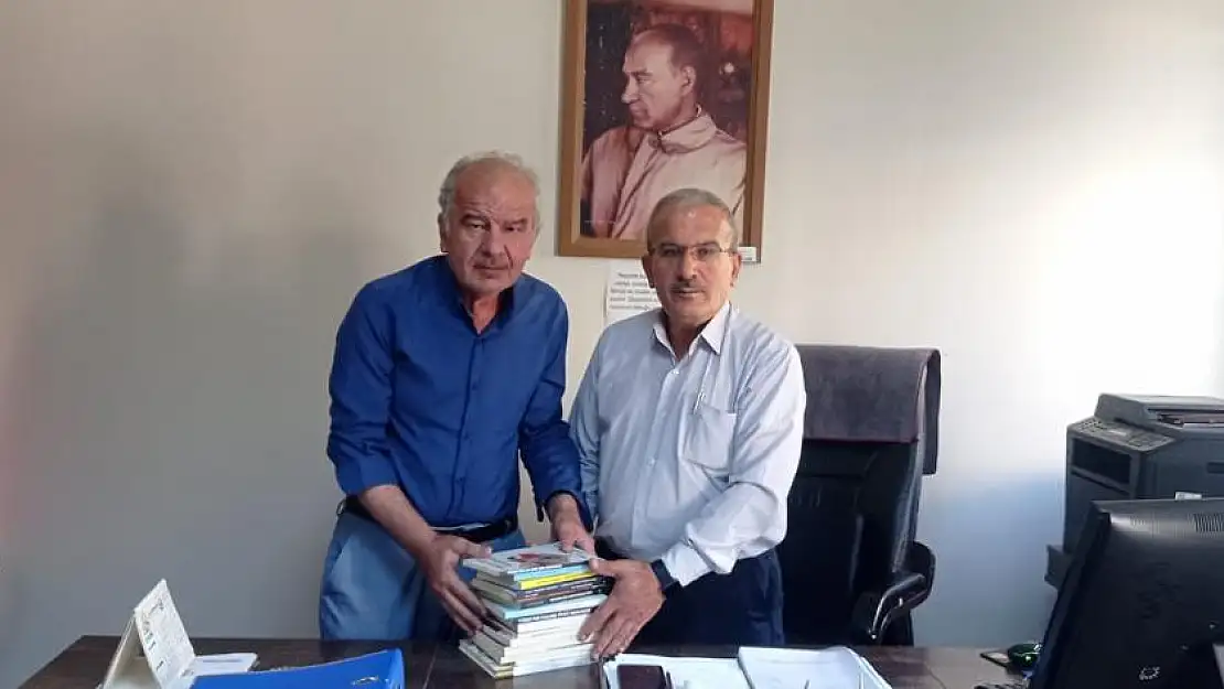 Siirtli Yazarlardan Halk Kütüphanesine Kitap Desteği