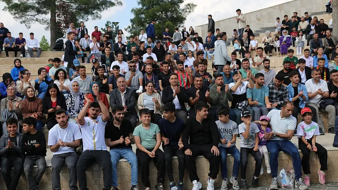Siirtliler AMED Spor Maçını Dev Ekrandan İzledi