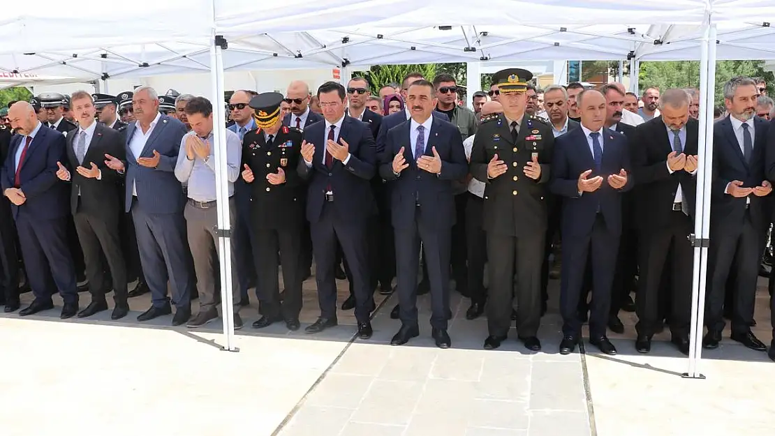 Siirt'te 15 Temmuz Demokrasi ve Milli Birlik Günü, Şehitlik Ziyaretiyle Başladı