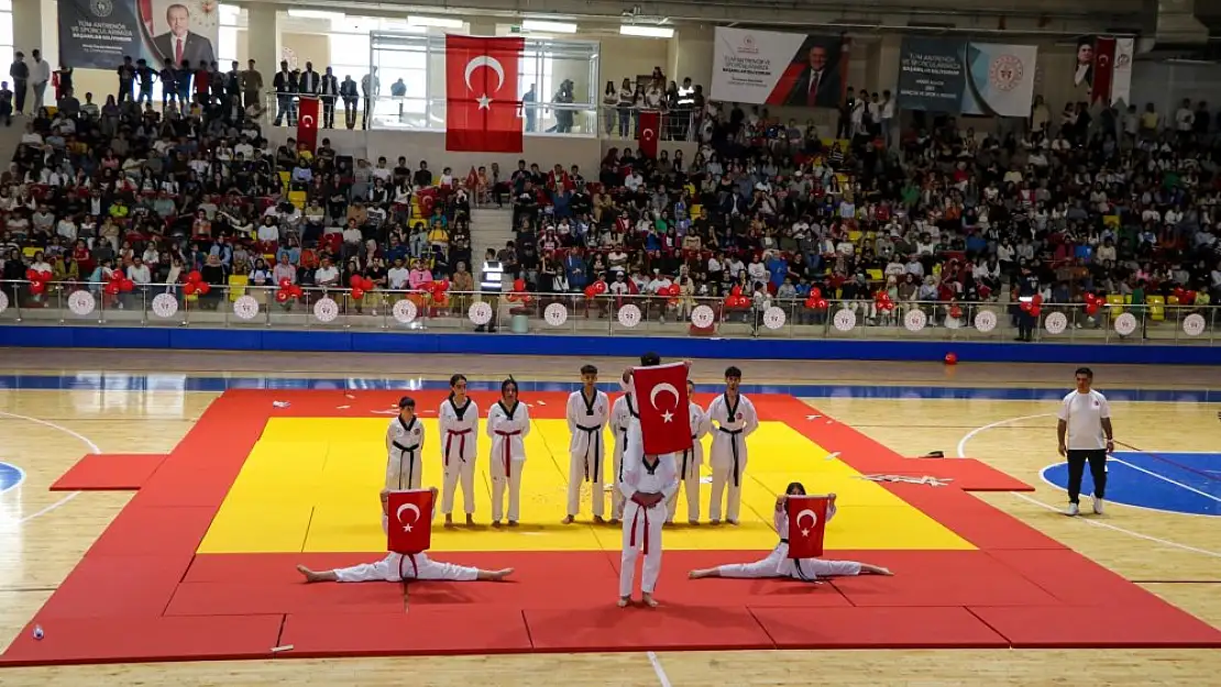 Siirt'te 19 Mayıs Atatürk'ü Anma, Gençlik ve Spor Bayramı Düzenlenen Törenle Coşkuyla Kutlandı