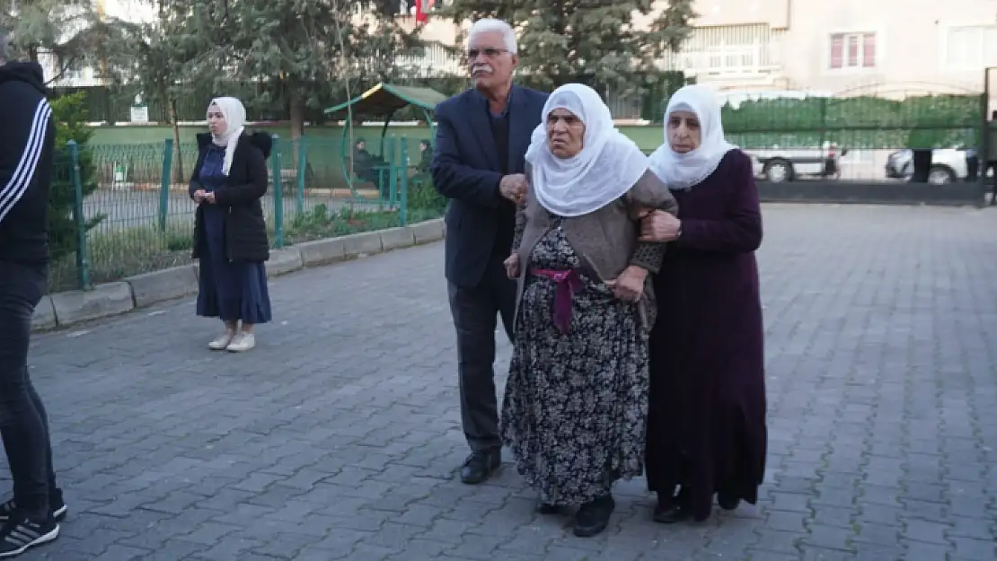 Siirt'te 90 Yaşındaki Seçmen En Yaşlı Seçmen Olarak Kayıtlara Geçti ve Oyunu Kullandı