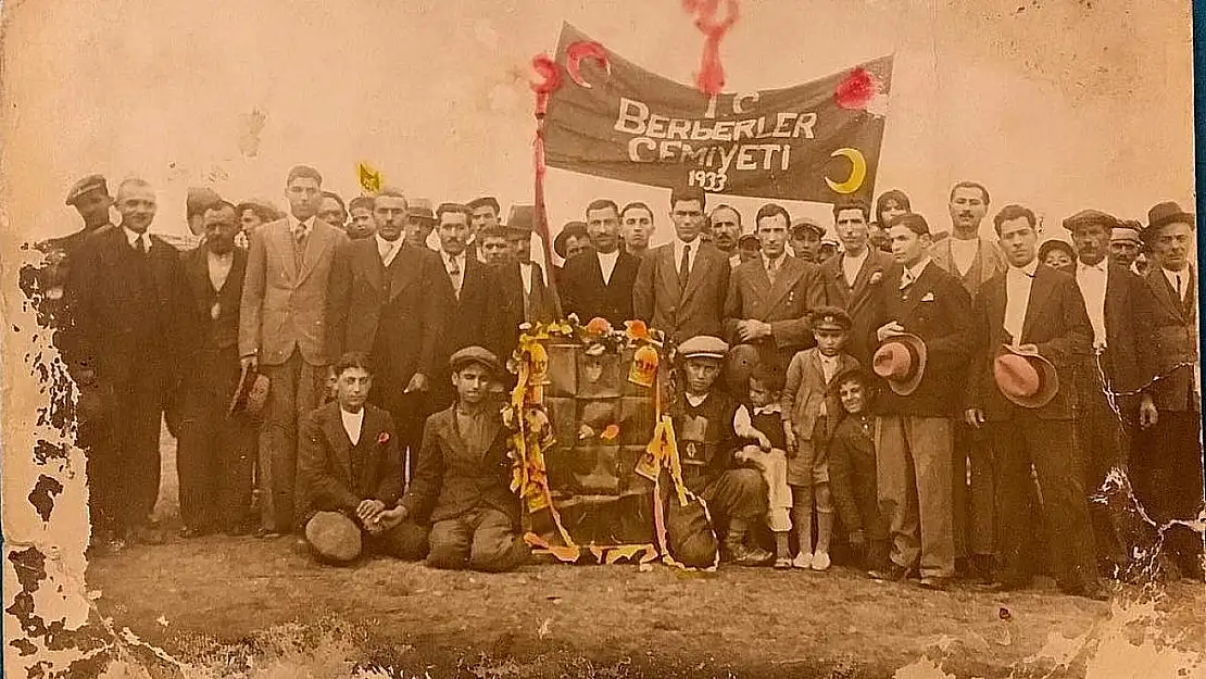 Siirt'te 91 Yıl Önceki Milli Bayram Kutlamasından Tarihi Bir Fotoğraf