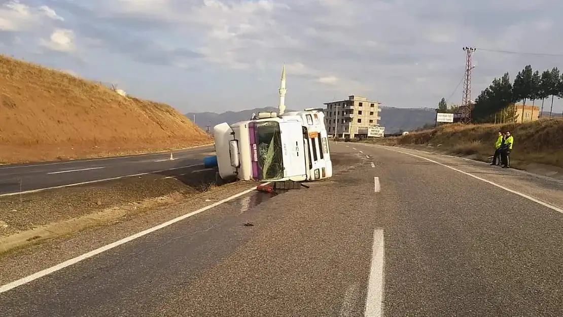 Siirt'te Akaryakıt Taşıyan Tır Devrildi