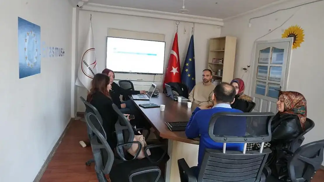 Siirt'te Avrupa Birliği Projeleri  Yazma Eğitimi Alan Gençler, Avrupa Fırsatlarından Yararlanıyor