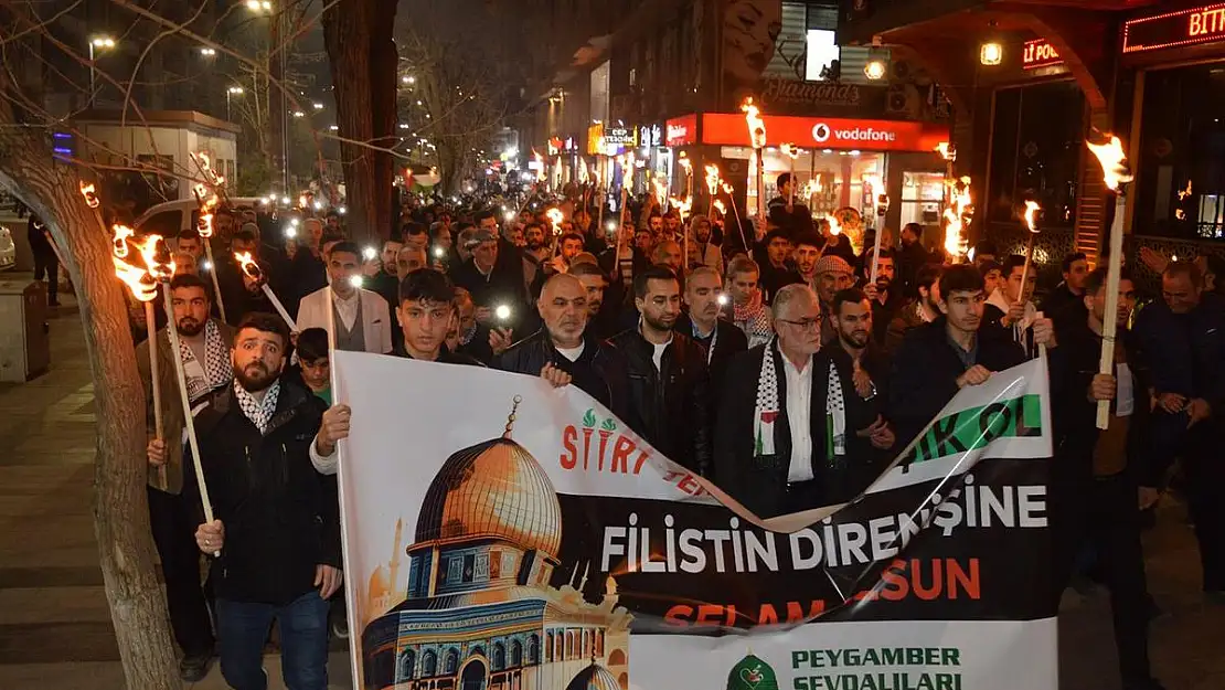 Siirt'te Binlerce Kişi Gazze'ye Işık Olmak İçin Yürüdü