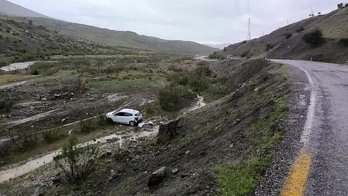 Siirt'te Bir Araç Şarampolden Dereye Uçtu