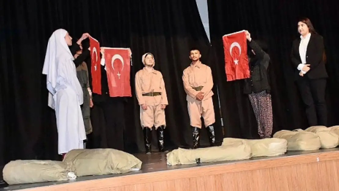 Siirt'te 'Çanakkale Zaferi ve Hilal-i Ahmer' Adlı Tiyatro Oyunu Sahnelendi