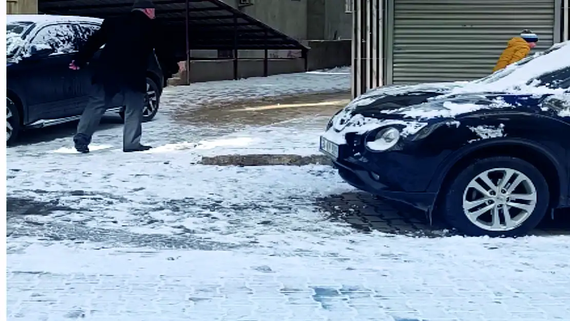Siirt'te Dede ve Torunun Kar Topu Savaşı Renkli Görüntülere Sahne Oldu (Videolu)