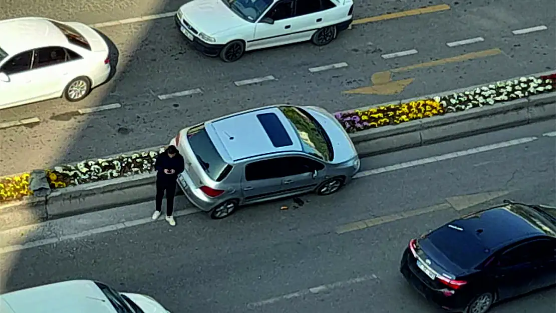 Siirt'te Direksiyon Hakimiyetini Kaybeden Araç Orta Refüje Çıktı
