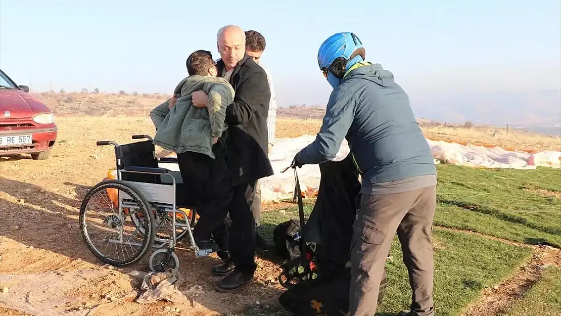 Siirt'te Engelli Bir Genç Yamaç Paraşütü İle Uçtu