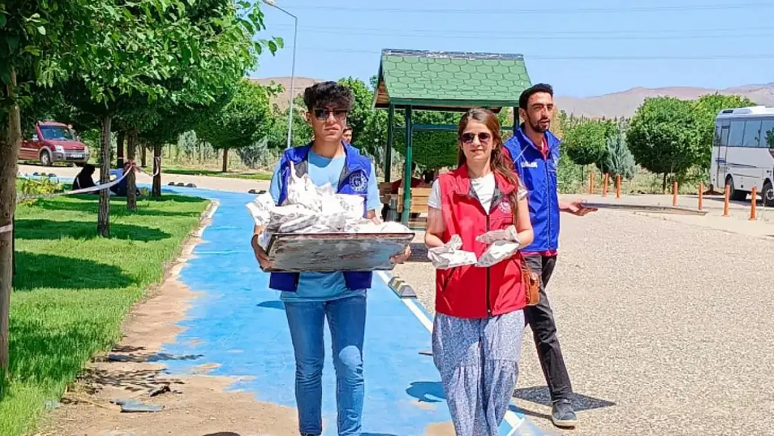 Siirt'te Genç Gönüllüler Sınava Giren Öğrencilerin Velilerine İkramlık Dağıttı