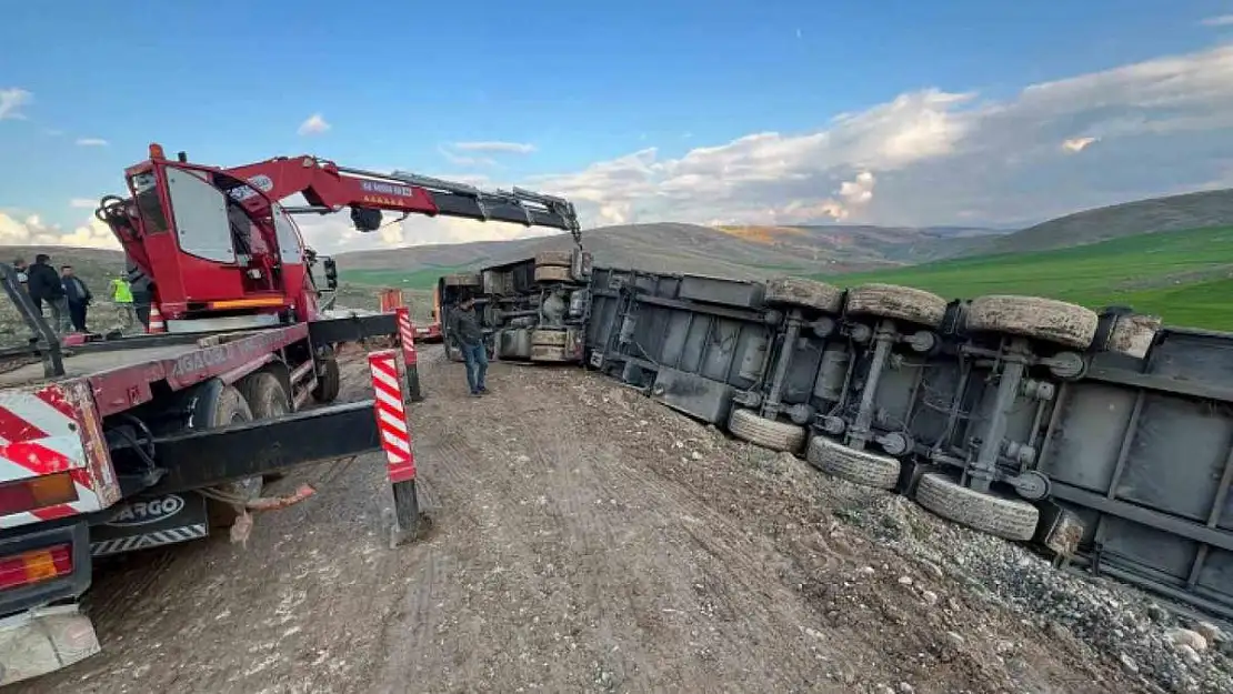 Siirt'te Güneş Paneli Taşıyan Tır Devrildi!