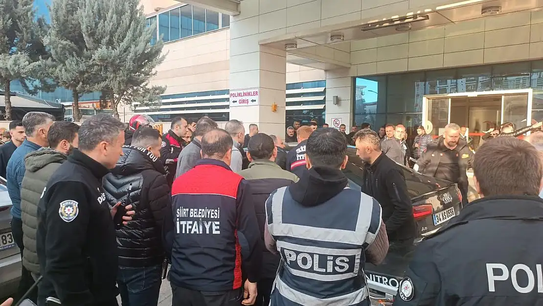 Siirt'te Hastane Önünde Arabanın İçindeyken Kapıları Kilitleyen Kadın Baygın Halde Kurtarıldı