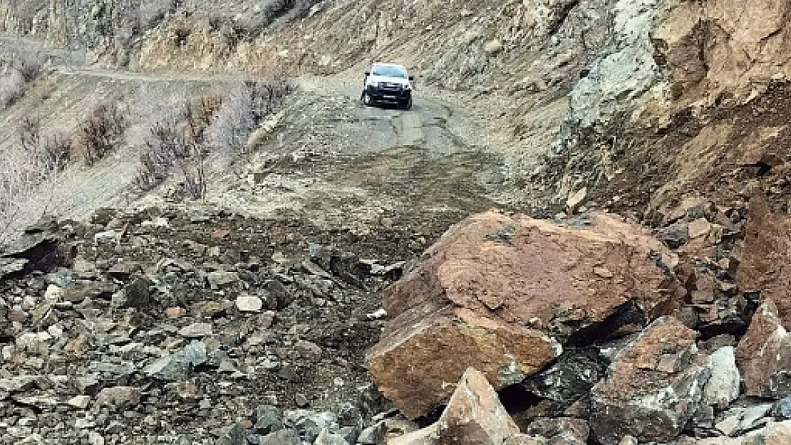 Siirt'te Heyelan Köy Yolunu Ulaşıma Kapattı 