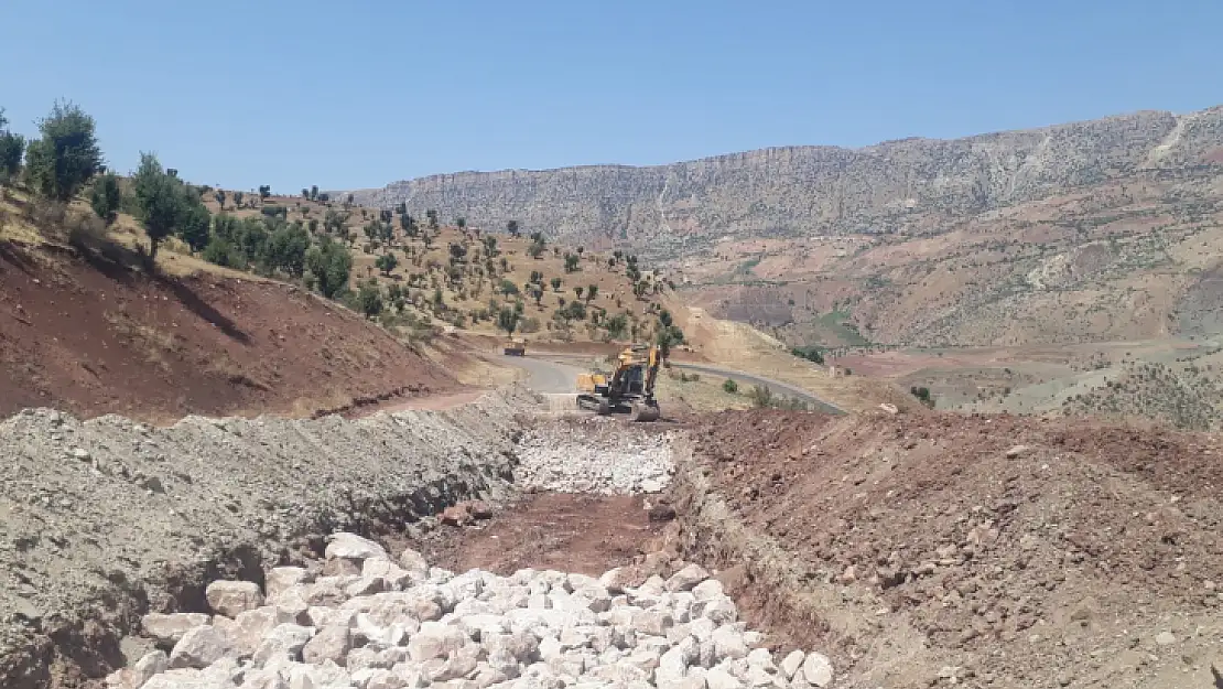Siirt'te Heyelan Nedeniyle Kapanan Yol Trafiğe Açıldı