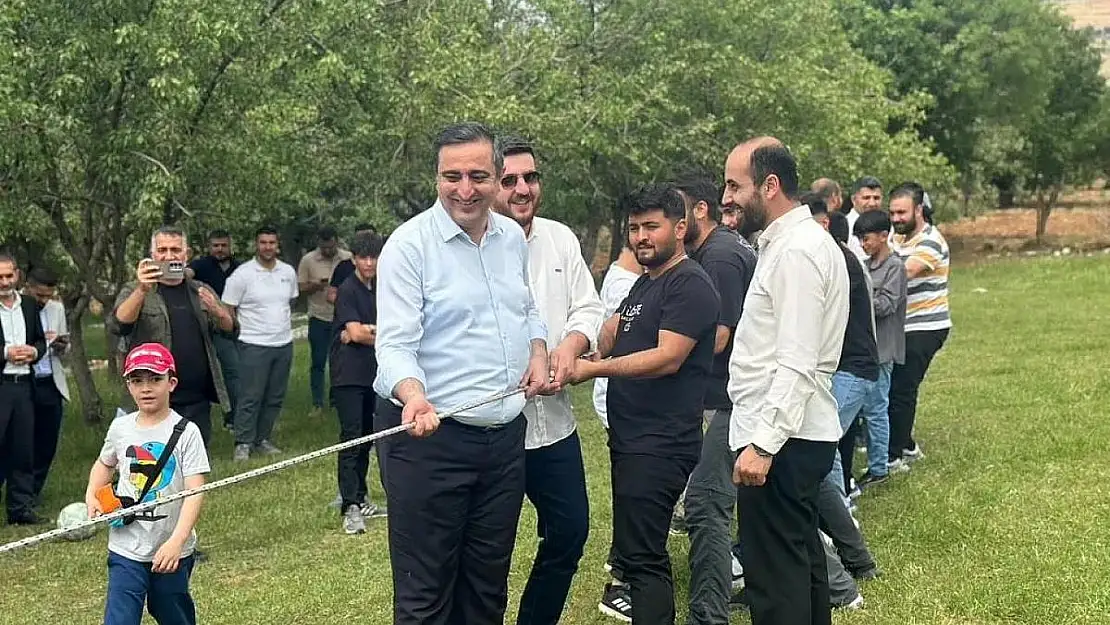 Siirt'te HÜDA PAR'ın Düzenlediği Gençlik Etkinliğine Serkan Ramanlı da Katıldı