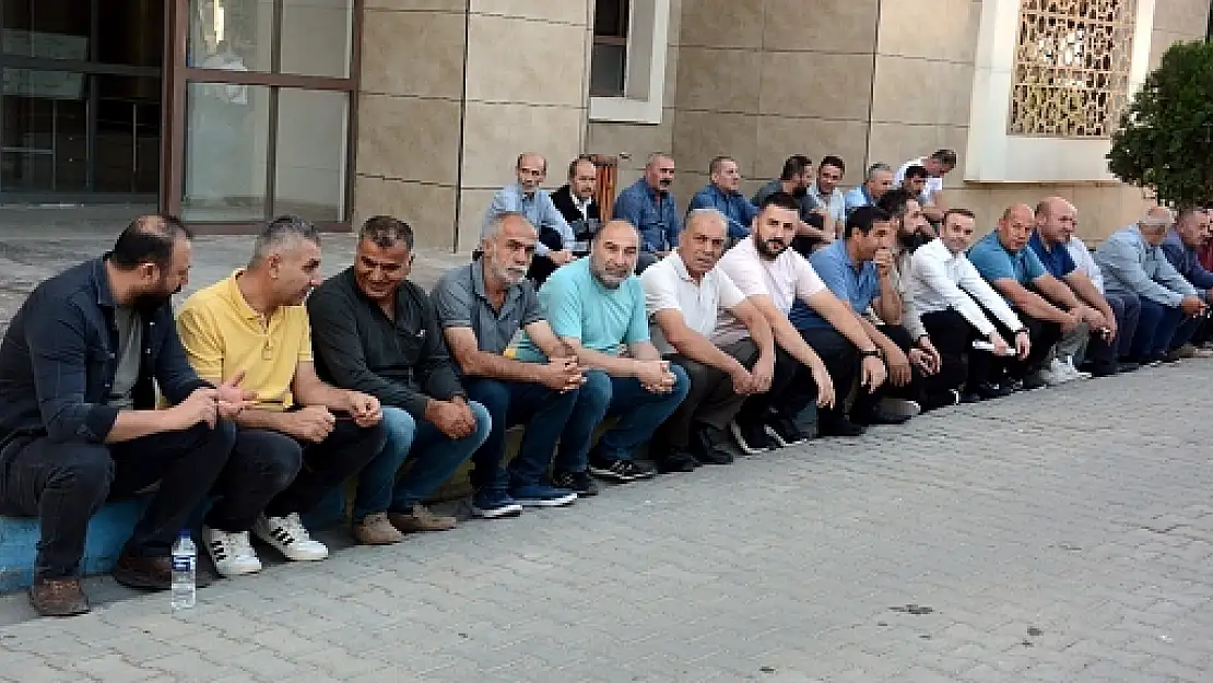 Siirt'te İşçilerden Oturma Eylemi