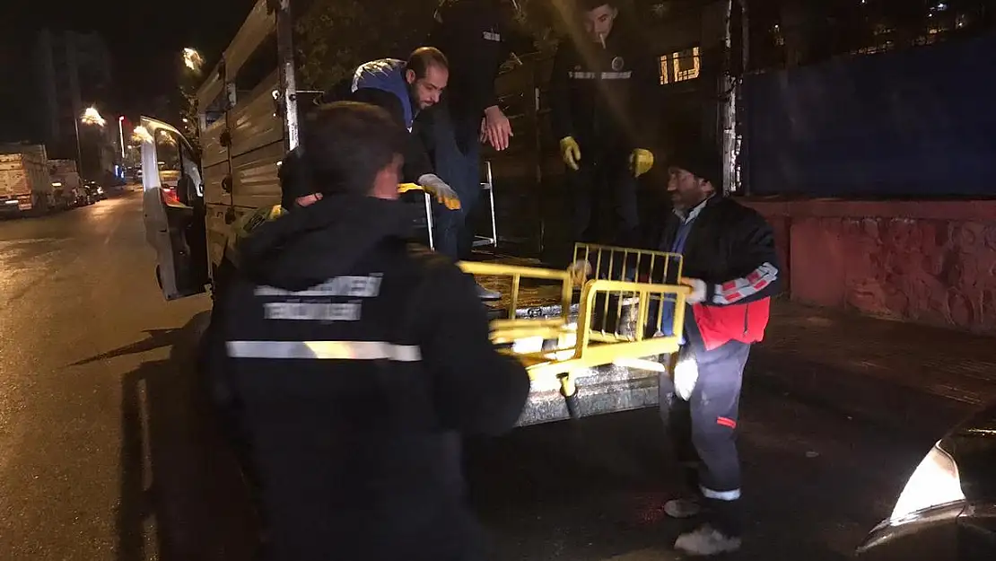 SİİRT'TE İZİNSİZ LEVHALAR KALDIRILDI