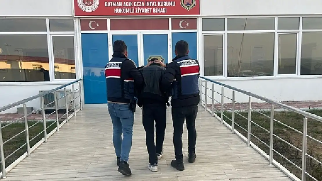 Siirt'te Jandarma Toplu Silah Ticareti Suçundan Aranan Şahsı Yakaladı