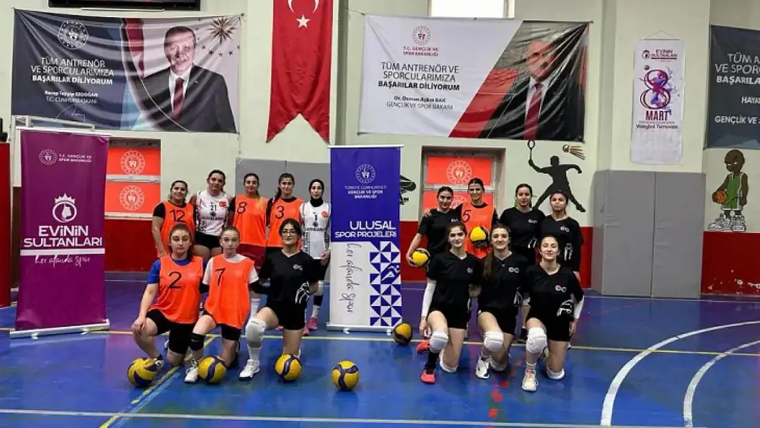 Siirt'te Kadınlar Gününe Özel Voleybol Turnuvası
