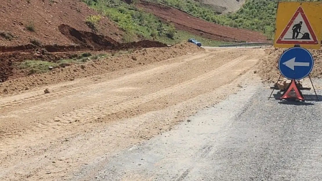 Siirt'te Kalender Köyü Yolunda Yaşanan Çökme, İl Özel İdare Ekiplerinin Yoğun Çalışması Sonucu Giderilerek Tekrar Trafiğe Açıldı