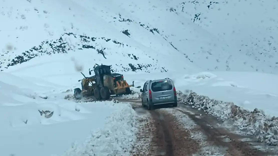 Siirt'te Karda Mahsur Kalan Araçlar Kurtarıldı