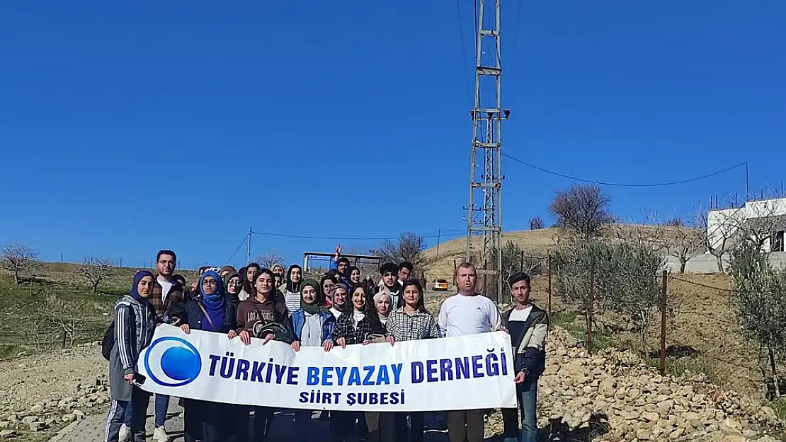 SİİRT'TE KIŞ AYINDA BAHARDAN KALMA GÜNLER YAŞANIYOR! GÜNEŞLİ HAVAYI FIRSAT BİLEN ÜNİVERSİTE ÖĞRENCİLERİNDEN DOĞA YÜRÜYÜŞÜ