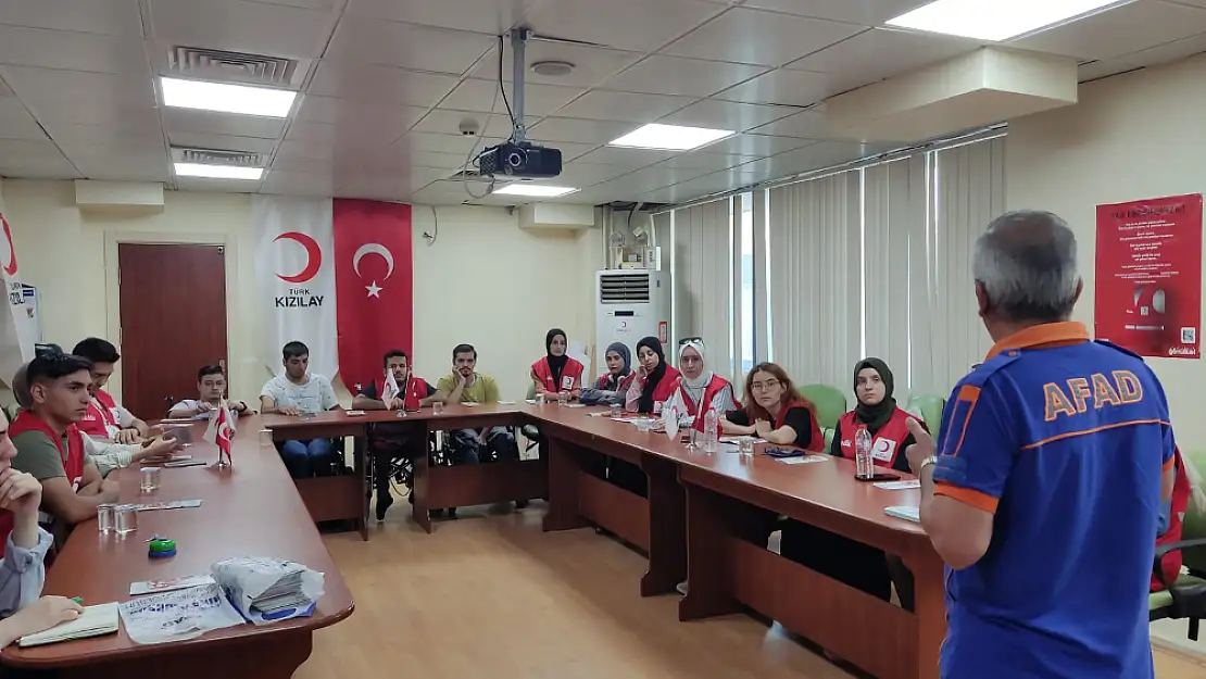 Siirt'te Kızılay Gönüllüsü Gençlere Afet Bilinci Eğitimi Verildi