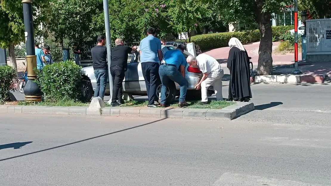 Siirt'te Kontrolden Çıkan Araç Orta Refüje Çıktı